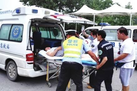 命懸一線(xiàn)牽動(dòng)人心，救護(hù)車(chē)臨危不亂治病救人_